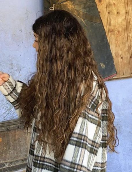 Really Long Wavy Hair, Long Slightly Wavy Hair, Beach Wave Perm Long Hair, Long Wavy Hair Aesthetic, Dark Blonde Wavy Hair, Wavy Hair Balayage, Super Long Curly Hair, Long Wavy Hair Natural, Light Brown Wavy Hair