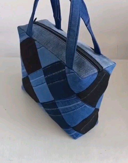 Old Jeans Recycle, Bag Recycle, Jeans Recycle, Diy Bags Jeans, Bag From Old Jeans, Sewing Tutorials Bags, Recycled Jeans Bag, Denim Bag Patterns, Denim Bag Diy