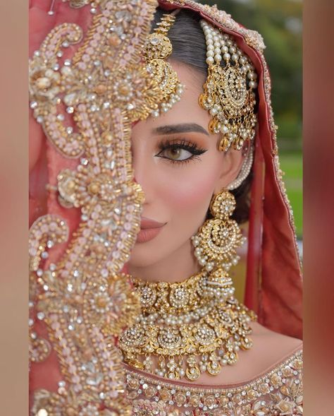 Desi Bridal Makeup, Hijabi Brides, Indian Bride Makeup, Bridal Jewellery Inspiration, Pakistani Bridal Makeup, Bridal Makeup Images, Asian Bridal Dresses, Bridal Makeover, Bridal Attire