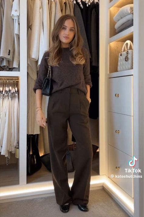 Pleated Trousers Outfit Winter, Wide Leg Trousers With Boots, Wool Trousers Women Outfit, Aritzia Melina Pant Outfit, Brown Wide Leg Trousers Outfit, Brown Trousers Outfit Women, Wide Trousers Outfit, Pleated Trousers Outfit, Trousers Outfit Winter