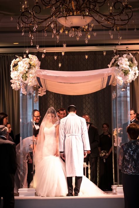 Modern Chuppah, Elf Wedding, Chuppah Ideas, Jewish Clothing, Wedding Jewish, Jewish Wedding Traditions, Jewish Marriage, Wedding Chuppah, Jewish Wedding Ceremony