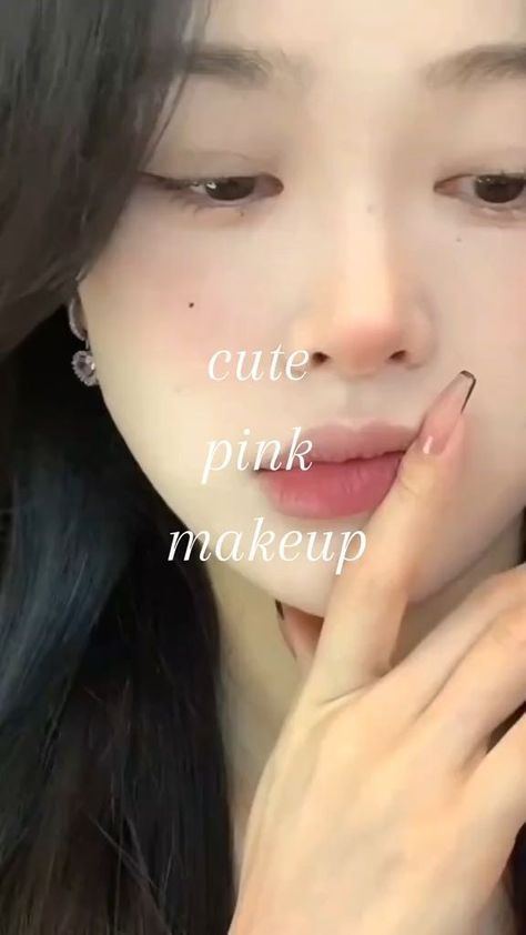 cute pink makeup tutorial Cute Asian Makeup, Unnaprochable Makeup, Makeup Tutorial Douyin, Maquillaje Douyin, Cute Pink Makeup, Douyin Makeup Tutorial, Nails Douyin, Soft Pink Makeup, Makeup Bag Aesthetic