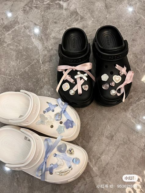 Cute Platform Crocs, Douyin Crocs, Coquette Crocs, Cute Croc Outfits, Crocs Decor Ideas, Black Crocs Aesthetic, Cute Outfits With Crocs, Croc Aesthetic, Jibbitz Crocs Ideas