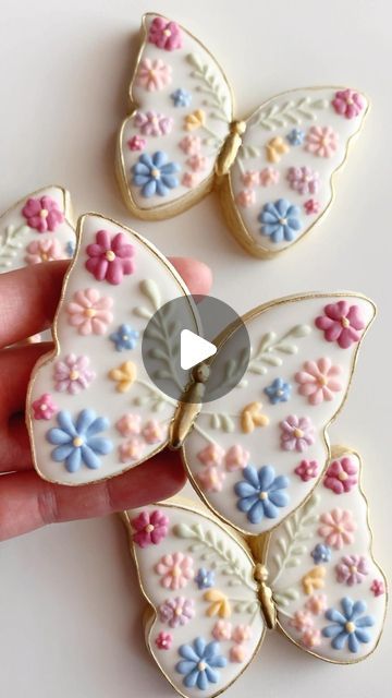 Cookies With Flowers Royal Icing, Butterfly Pea Flower Cookies, Butterfly Royal Icing Cookies, Butterfly Sugar Cookies, Butterfly Cookies Royal Icing, Butterfly Cookies, Flower Sugar Cookies, Cookie Videos, Decorating Videos