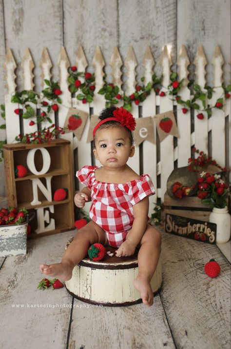 Strawberry Theme Photo Shoot, One Year Strawberry Pictures, Berry Sweet Photoshoot, Very Berry First Birthday Photo Shoot, Berry Sweet One First Birthday Photo Shoot, Strawberry Birthday Pictures, First Birthday Strawberry Theme Photoshoot, Strawberry Smash Cake Photos, Strawberry Themed 1st Birthday Pictures