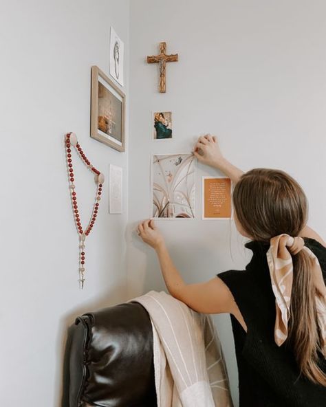 How to Create a Prayer Corner – West Coast Catholic Corner Wall Decor Bedroom, Catholic Bedroom Aesthetic, Prayer Room Ideas Catholic, Prayer Room Christian, Catholic Room Decor, Prayer Space At Home, Small Prayer Room, Prayer Closet Ideas Spaces, Catholic Prayer Corner