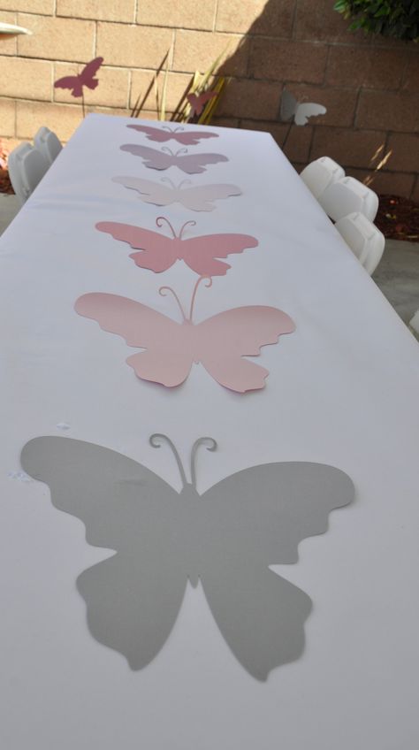 Butterfly Graduation Party, Butterfly Table Decor, Butterfly Table Decorations, Butterfly Dining Table, Butterfly Themed Birthday Party, Kindergarten Graduation Party, Butterfly Birthday Theme, Cake Table Birthday, Butterfly Invitations