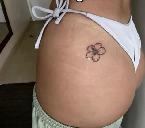 Cherry Tattoo On Ankle, Cute Hawaii Tattoos, La Lorna Tattoo, Delicate Tattoos For Women Inspiration, First Tattoo Black Women, Virgo Hip Tattoo, Baddie Small Tattoo Ideas, Fat People Tattoos, Backshot Tattoo