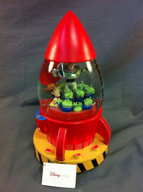 Toy Story - Claw Machine Snowglobe Claw Machine Diy, Toy Story Potato, Snowglobe Collection, Disney Diys, Popcorn Holder, Diy Rocket, Disney Diy Crafts, Pizza Planet, Toy Story Alien