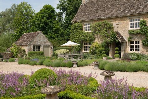 English Estate Gardens, Colonial Landscaping, English Country House Style, Home Garden Ideas, Cotswold Cottage, English Farmhouse, English Country Cottage, Estate Garden, Stone Barns