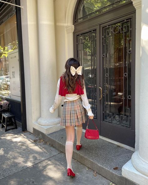 Bow Skirt Outfit, Gossip Girl Style, Birks Outfit, Estilo Blair Waldorf, Burberry Skirt, Aesthetic Preppy, Coquette Style, Winter Fashion Outfits Casual, Moda Paris