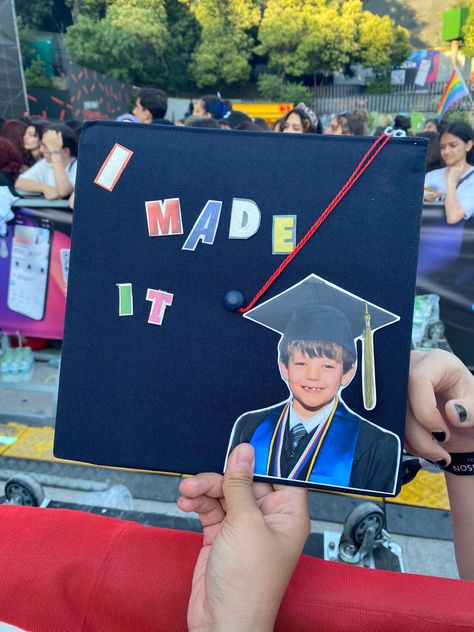 Louis Tomlinson Graduation Cap, One Direction Grad Cap, Grad Cap Ideas For Guys, One Direction Graduation Cap, Isabel Core, Graduation Hat Designs, Grad Hats, College Grad Pictures, Graduation Cap Ideas