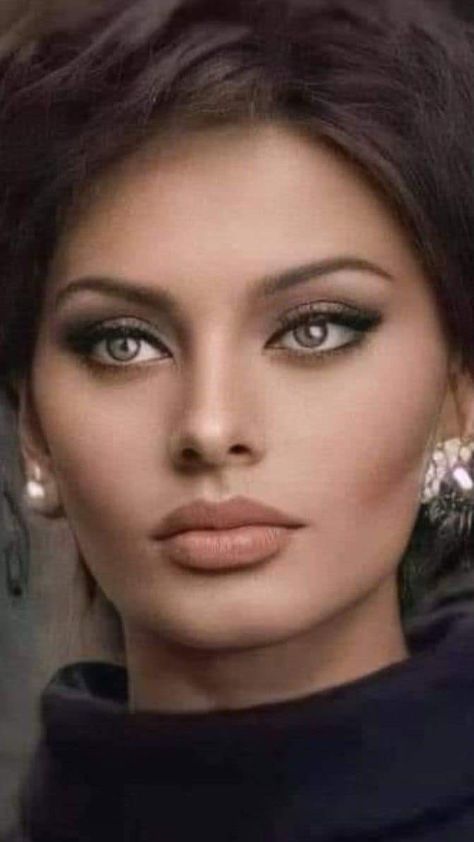 Sofia Loren Makeup, Celebrity Yearbook Photos, Brown Hair Green Eyes, Celebrity Yearbook, Classic Hollywood Glamour, Sofia Loren, Yearbook Photos, Blonde Hair Looks, Sophia Loren