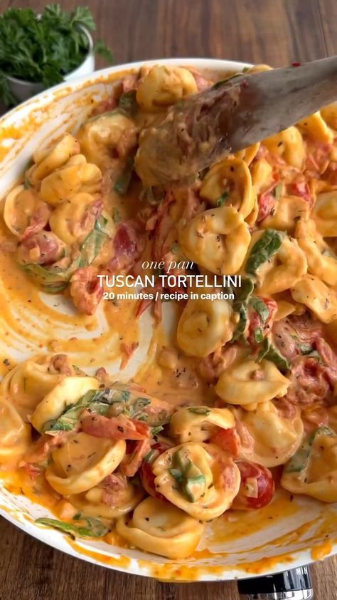 #HealthySummerRecipes #SummerEating #HealthyEating #SummerFood #HealthyMeals #SummerRecipes #HealthyLiving #FreshAndHealthy #HealthyFood #SummerCooking Cooked Cheese, Sara Stewart, Sara Haven, Creamy Tomato Tortellini, Tomato Tortellini, Plats Healthy, Healthy Food Dishes, Cheese Tortellini, Makanan Diet