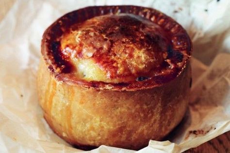 Pie Savory, Pork Pie Recipe, Pasty Recipe, Meat Pie Recipe, Savoury Pies, British Cooking, Favorite Pie Recipes, Beef Pies, Picnic Recipes