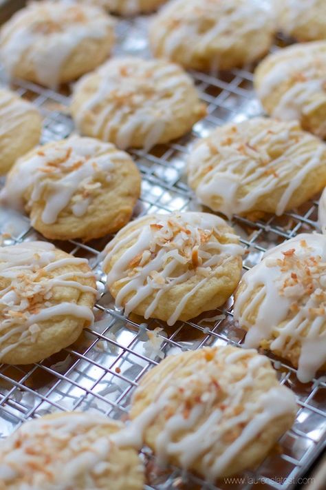 pina colada cookies Pina Colada Cookies, Camper Recipes, Easy Christmas Cookie Recipes, Chewy Cookies, Nice Recipes, Baked Treats, Christmas Cookies Easy, Cookies Decorated, Cake Balls