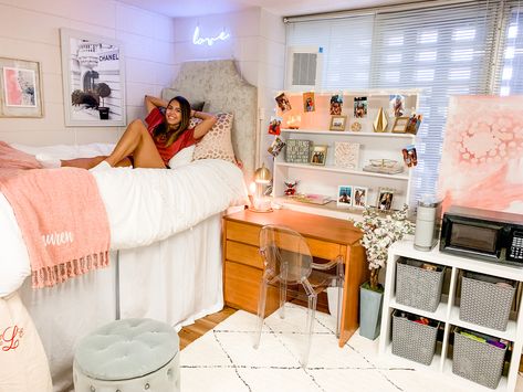 Pink Gray And White Dorm Room Ideas, Reid Dorm University Of Arkansas, University Of Arkansas Dorm Room, Uark Dorm University Of Arkansas, Arkansas Dorm Room, University Of Arkansas Dorm, Pink And White Dorm Room, Dorm Room Colorful, Colorful Dorm Room