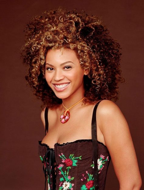 90s Digital Magazine Beyonce Nose Job, Beyonce Curly Hair, Beyonce Hair, Queen Bee Beyonce, Beyonce Outfits, Beyonce Style, Beyoncé Giselle Knowles-carter, Beyoncé Giselle Knowles, Beyonce Queen