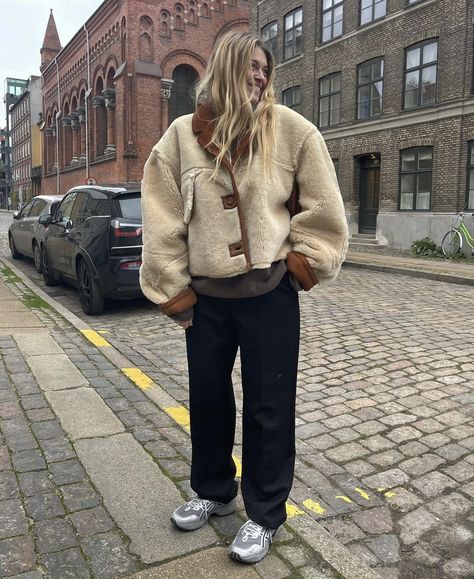 Outfits With Sambas, Fleece Jacket Outfit, Scandinavian Outfit, Winter Jacket Outfits, Influencer Style, Adidas Sambas, The Best Outfits, Sheepskin Coat, Appreciation Post