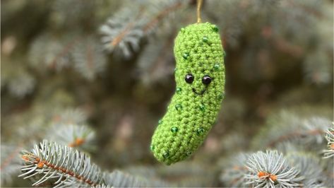 Crochet Christmas Pickle Ornament Christmas Craft-Along: DIY Ornament Workshop Series There are many different legends surrounding the Christmas pickle ornament, but regardless of what you believe, this tradition is lots... Christmas Pickle Ornament, Pickle Ornament, Christmas Pickle, Diy Ornament, Crochet Christmas, Handmade Holiday, Holiday Projects, Ornament Christmas, Ornaments Diy