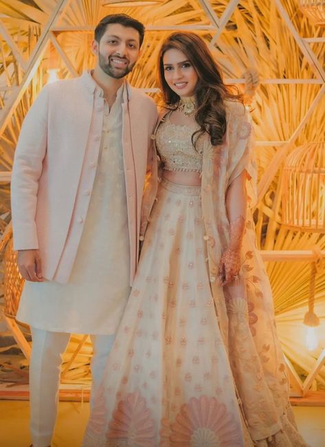 Engagement Dress For Hindu Bride Kerala, Roka Outfits For Couple, Roka Outfits For Groom, Celebrity Engagement Outfits, Engegment Dresses Couple, Indian Couple Engagement Outfit, Engagement Dress For Couple Indian, Couple Engagement Dress Indian, Engagement Looks For Indian Couple