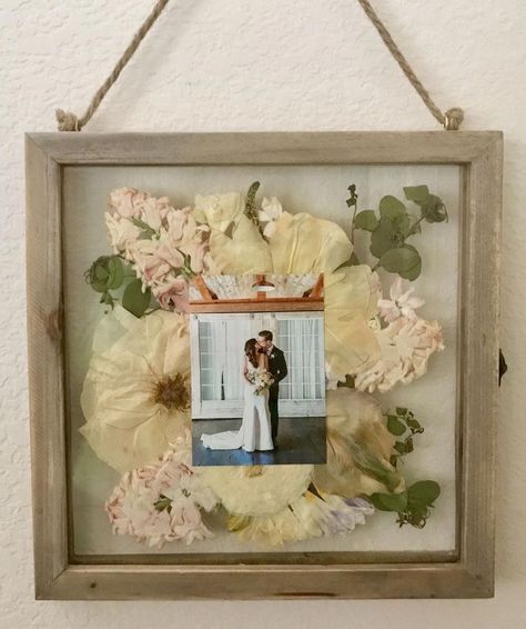 Frame With Flowers, Pressed Flowers Diy, Wedding Bouquet Preservation, Pressed Flower Crafts, Bouquet Preservation, Pressed Flower Art, Wedding Keepsakes, Post Wedding, How To Preserve Flowers