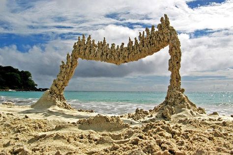 Inspiring sandcastle design Beach Sculpture, Art Plage, Struck By Lightning, Building Sand, Sand Sculptures, Porto Rico, Sand Art, University Of Florida, Sand Castle