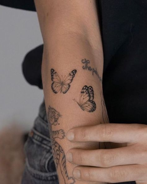 Butterfly Tattoo Placement Ideas, Boomerang Tattoo, Butterfly Tattoo Placement, Arm Tattoos For Women Forearm, Tiny Butterfly Tattoo, Realistic Butterfly Tattoo, Unique Butterfly Tattoos, Small Forearm Tattoos, Elbow Tattoos