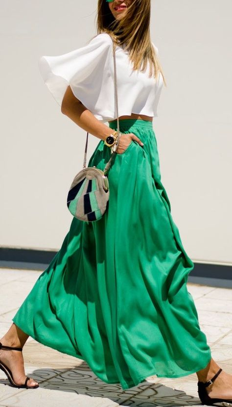 We love this fresh look - white and green with a statement bag. The volume in the skirt is beautiful. Sukienki Maksi, Green Maxi Skirt, Maxi Rok, Rock Outfit, Green Maxi, Langer Rock, Fashion Blogger Style, Outfit Trends, Ținută Casual