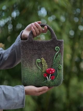 WoolCoCozy - Etsy Wet Felting Bags, Mushroom Accessories, Mushroom Embroidery, Felted Bags, Felted Bag, Felt Tote Bag, Felt Mushroom, Mushroom Crafts, Felt Tote