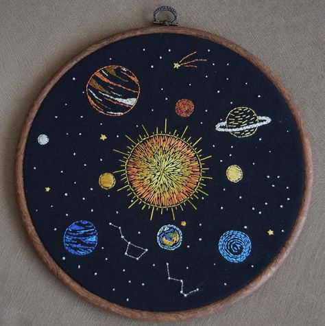 Solar System Embroidery, Embroidery Universe, Astronomy Embroidery, Embroidered Planets, Space Embroidery Pattern, Solar System Project Ideas, Planets Embroidery, Universe Embroidery, Galaxy Embroidery