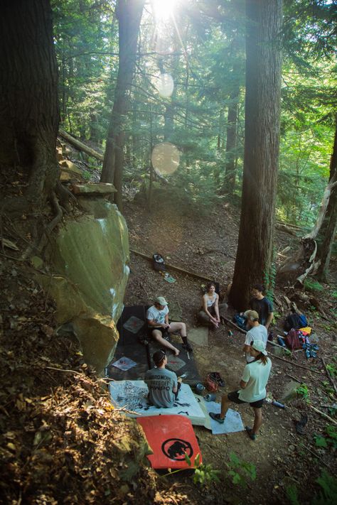 A top down photo of a group of friends sitting a circle on top of crash pads next to a boulder. Outdoor Climbing Aesthetic, Crunchy Granola Aesthetic, Bouldering Aesthetic, Crunchy Aesthetic, Outdoor Bouldering, Rock Climbing Aesthetic, Climbing Aesthetic, Field Work, Hiking Pictures