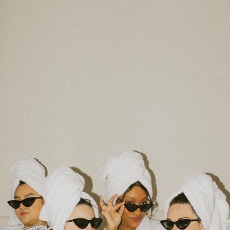 Wedding Planning Resource on Instagram: "Spa bachelorette anyone? We love the idea of a little pamper party to relax before your big day. If you’re doing a bach weekend, it maybe be a good idea to end with a spa day after you’ve had your GNO! 🧖‍♀️🥂  Photo Creds in order: @jasmineacarrillo @sugarmagnoliabakehouse kjeaddean3 on Pinterest  yadi_mercier @pom.paper.events @catchmyparty @pretty.little.daydreams @maaryklein  #wedding #weddingideas #bachelorette #bacheloretteparty #spaday #girlstrip #girlsnight #bridetobe #groomtobe #2024wedding #spa #weddinginspiration #weddingplanning" 30th Birthday Spa Day, Party Before The Wedding, Bachelorette Sleepover Aesthetic, Women Retreat Aesthetic, Animal Spa Day, Day Spa Branding, Spa Hen Party, Spa Party Aesthetic, Wellness Retreat Bachelorette Party