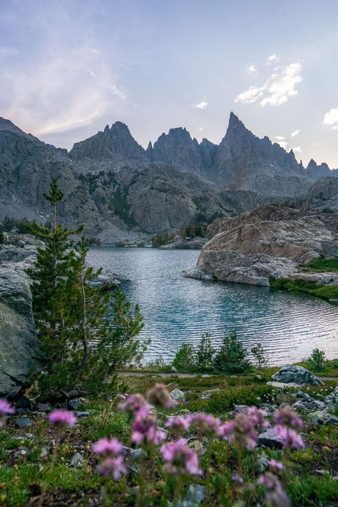 Backpacking to minaret lake in the eastern sierra california. Inyo national forest. Inyo National Forest, Backpacking Aesthetic, Eastern Sierras, Backpacking Guide, Scenic Places, Travel Creative, Backpacking Trips, Backpacking Trip, The Great Lakes