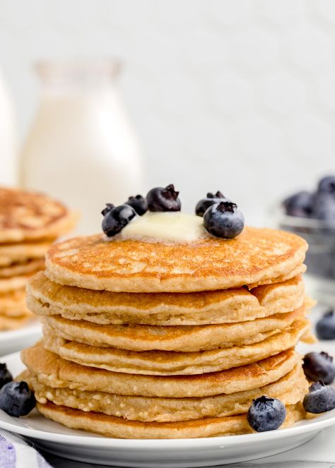 Low Sodium Breakfast, Wheat Pancake Recipe, Healthy Banana Recipes, Buttermilk Syrup, Cornmeal Pancakes, Blender Pancakes, Pancake Calories, Wheat Pancakes, Easy Banana Bread Recipe