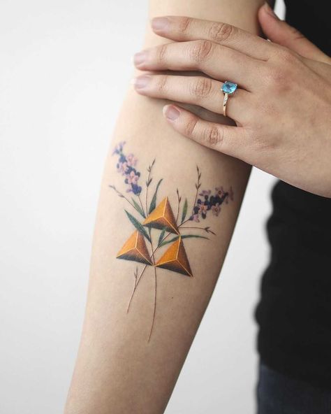 Triforce Flower Tattoo, Link Zelda Tattoo Ideas, Legend Of Zelda Nails, Loz Tattoo, Zelda Triforce Tattoo, Legend Of Zelda Tattoo, Triforce Tattoo, Triforce Design, Link Tattoo