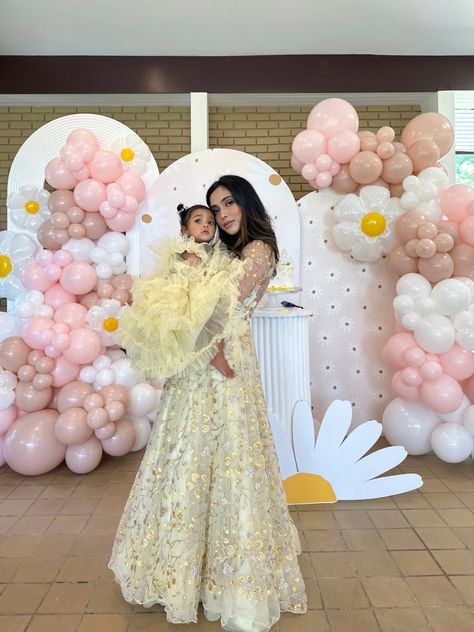 Daisy First Birthday Theme Backdrop, Bunny Birthday Theme, 1st Birthday Girl Decorations, Birthday Decorations Kids, Baby Birthday Themes, Bunny Birthday, Birthday Balloon Decorations, First Birthday Themes, Baby Girl Birthday