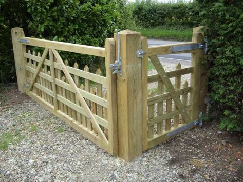 Farmhouse Driveway Gate, Front Garden Ideas Driveway, Privacy Fence Landscaping, Wooden Gates Driveway, Garden Gates And Fencing, Rectangular Ring, Timber Gates, Gate Ideas, Farm Gate