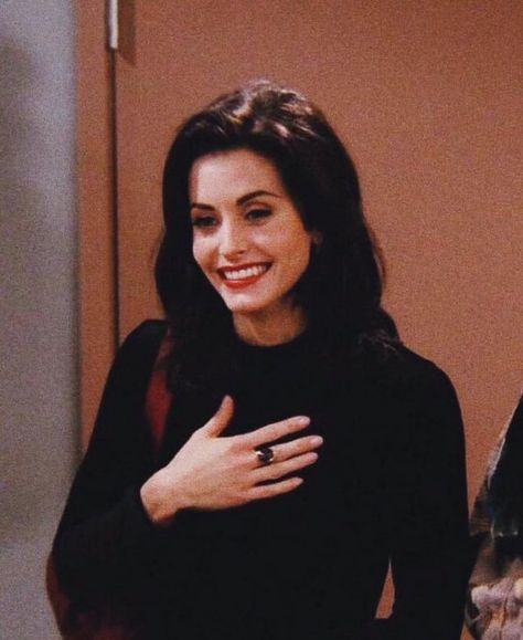 Courteney Cox as Monica Geller in Friends, 90s. #courteneycox #monicageller #friends #iconic #slay #90s #beauty Monica Friends, Courtney Cox, Ross Geller, Friends Cast, Outfits 90s, Jewish Women, Friends Moments, Monica Geller, I Love Cinema