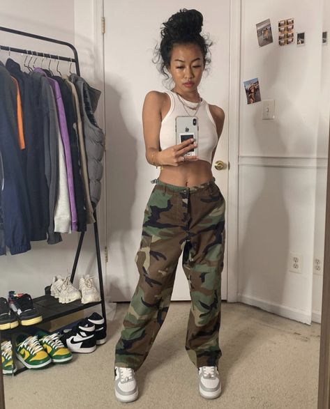 Red Camo Cargo Pants Outfit, Camo Cargos Outfits, Outfits With Camo Cargo Pants, Green Camo Pants Outfits, Baggy Camo Pants Outfit, Camo Cargo Pants Outfit Street Style, Army Cargo Pants Outfit, Camo Pants Outfits, Army Pants Outfit