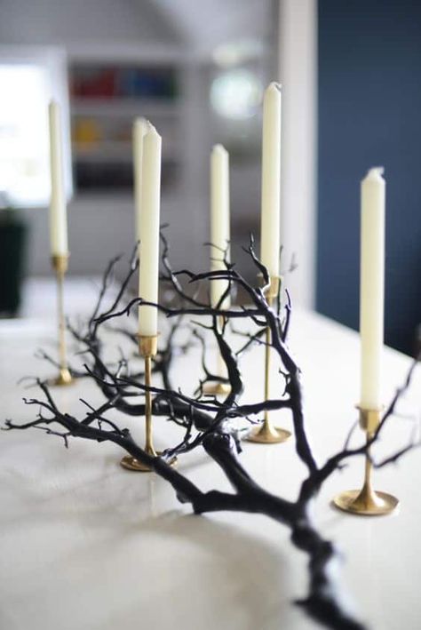 Décoration Table Halloween, Läskig Halloween, Many Candles, Elegant Halloween Decor, Table Halloween, Classy Halloween Decor, Minimalist Halloween, Halloween Decor Diy, Halloween Tablescape