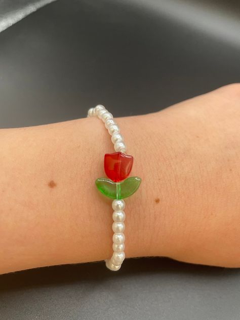 cute and simple seed bead tulip beaded bracelet. The bracelet is elasticated and is extremely durable. It will fit a variety of wrist sizes and will make a lovely gift or treat for yourself. They will be delivered packaged in an organza bag. Will add a pop of colour to any outfit! If you want this item to be gift wrapped add a note in the order (for free)! Simple Beads Bracelets Ideas, Seed Bead Tulip, Y2k Bracelets Beads, Bead Tulip, Seed Bead Heart, Tulip Bracelet, Bracelet Y2k, Accesorios Aesthetic, Bead Heart