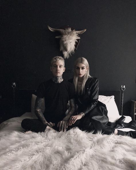 Gothic Family, Goddess Of The Underworld, Dark Academia Cottagecore, Hanging In There, Gothic Bedroom, Dark Grunge, Witch Aesthetic, Dark Fashion, Family Photoshoot