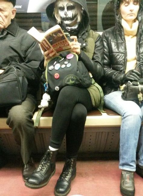 35 Odd people seen on the subway. Crazy People, See Images, New Wave, Public Transport, Some People, Dankest Memes, Picture Video, Funny Pictures, Memes