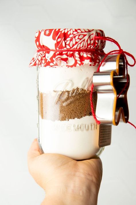 Cookie Mix Jars Diy, Christmas Cookie In A Jar Recipe Gift, Christmas Cookie Mix In A Jar, Pint Jar Cookie Mix Recipe, Cookie Mix Gift Ideas, Gingerbread Gift Ideas, Mason Jar Cookie Mix Recipe, Cake Mix In A Jar, Cookie Mix In A Jar Recipe