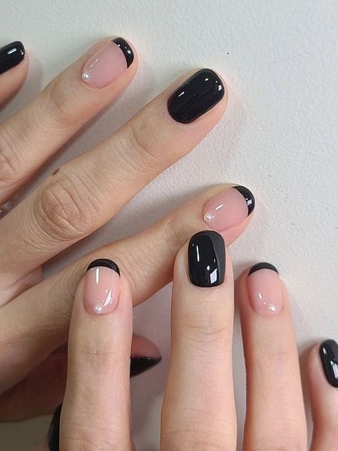 classic French tip accent Gel Nails Ideas Short French Tips, Black Nail Designs French Tips, Nail Polish With Black Dress, Black Manicure Short, Gel Nails Shape, Black French Tip Nails, Elegant Touch Nails, Black French Tip, Short Nail Manicure