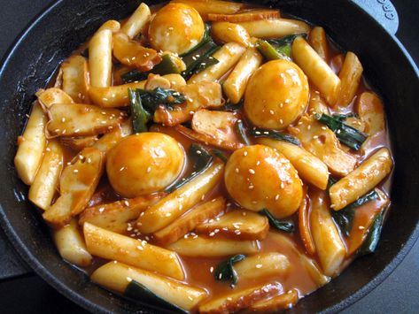 Mild Tteokbokki Recipe, Topokki Recipe, Tteokbokki Recipe, Dashi Stock, Healthy Chips, Spicy Dishes, Korean Dishes, Egg Toast, Chili Paste