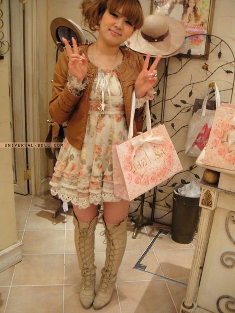 Egoist, Liz Lisa, Rojita and Murua shop staff pictures. Enjoy the styles from various gal brands. Y2k Brown Outfit, Staff Pictures, Roma Gyaru, Onee Gyaru, Manba Gyaru, Gyaru Girl, Himekaji Gyaru, Himekaji Outfits, Japanese Kawaii Fashion