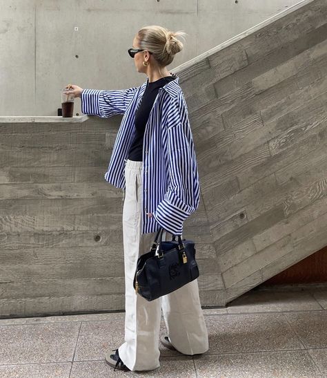 How To Style Oversized Shirt, Blue Striped Shirt Outfit, Oversized Striped Shirt, Capsule Wardrobe Women, Elegant Classy Outfits, Style Désinvolte Chic, Professional Outfits Women, Business Outfits Women, London Outfit