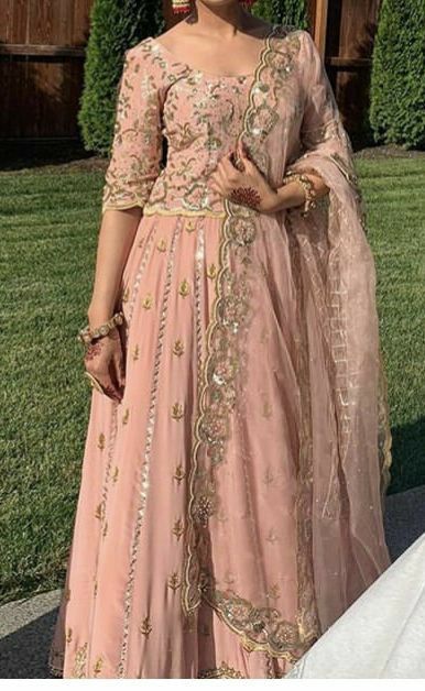 Punjabi Engagement Lehnga, Engagement Suits Women Punjabi, Lehnga Choli Designer Party Wear Punjabi, Punjabi Suit Lehanga, Punjabi Style Lehnga, Lancha Lehnga, New Lehnga Designs 2024, Engagement Punjabi Outfits, Punjabi Lehnga Dress